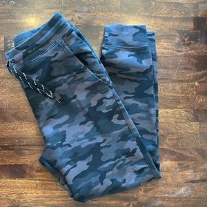 Gap men’s medium sweat pants. Excellent condition. Black and dark gray in color.